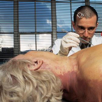 Forenzní entomologové zkoumají hmyz na mrtvých tělech k určení příčiny a přibližného času smrti. Na snímku je forenzní entomolog Mark Benecke při pitvě na Klinice univerzity v Düsseldorfu, Německo, 2003.