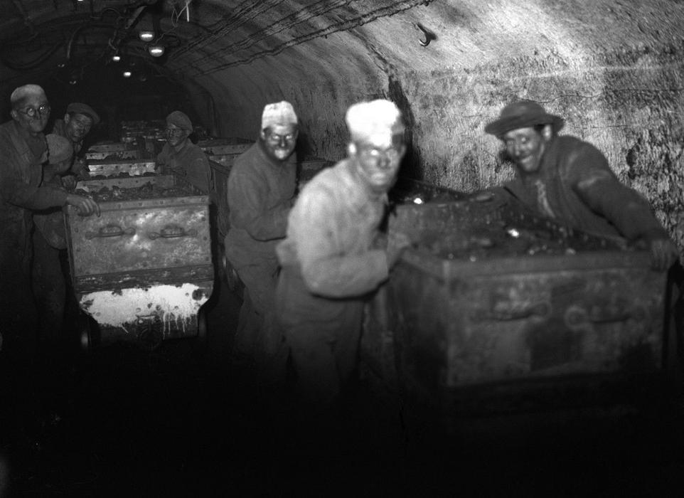 Práce v uhelných dolech je spojena s nemocemi jako silikóza a chronická obstrukční plicní nemoc (CHOPN). Vdechování uhelného prachu postupně poškozuje plíce a způsobuje jejich selhávání. Tato práce také zahrnuje riziko výbuchu metanu a závalu dolů. Horníci v uhelném dole v Lens v severní Francii.