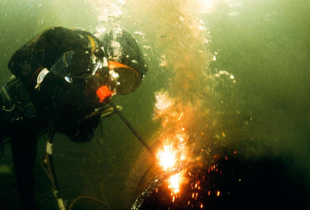 Potápěč svařuje kovovou konstrukci poblíž skotského města Fort William.