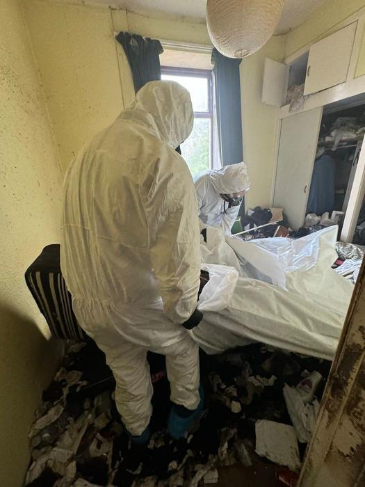Náročná je také práce lidí, kteří odklízejí místa po závažných zločinech. Odstraňují biologický odpad, jako je krev, tkáně nebo chemikálie. Práce vyžaduje silný žaludek a ochranné pomůcky, protože zahrnuje přímý kontakt s nebezpečnými látkami. Na snímku specialisté odklízejí majetek po člověku, který trpěl chorobným hromaděním věcí. Skotsko, 2024.