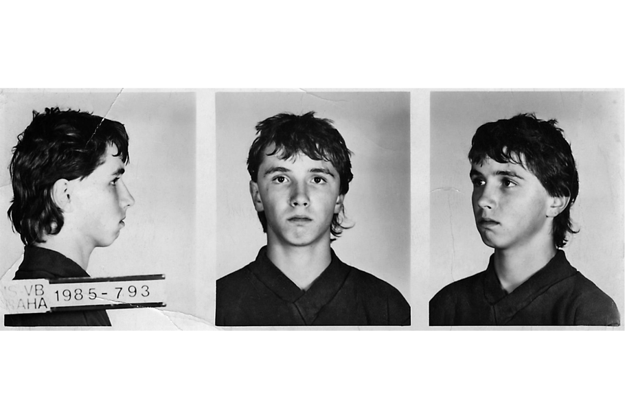Jiří Straka (16), tzv. spartakiádní vrah, na policejním snímku po svém zadržení v Praze v květnu 1985.