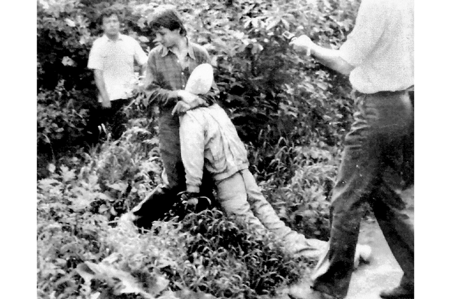 Jiří Straka (v popředí) při rekonstrukci vraždy Alice P. v Novodvorské rokli, Praha, 1985. Po dopadení ochotně ukazoval, jak své oběti zabíjel.