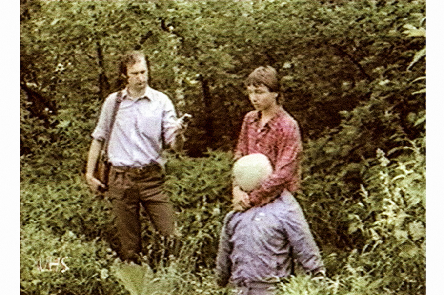 Jiří Straka (v kostkované košili) při policejní rekonstrukci, Praha, léto 1985. Vyšetřovatelům demonstruje typický způsob útoku na své oběti.