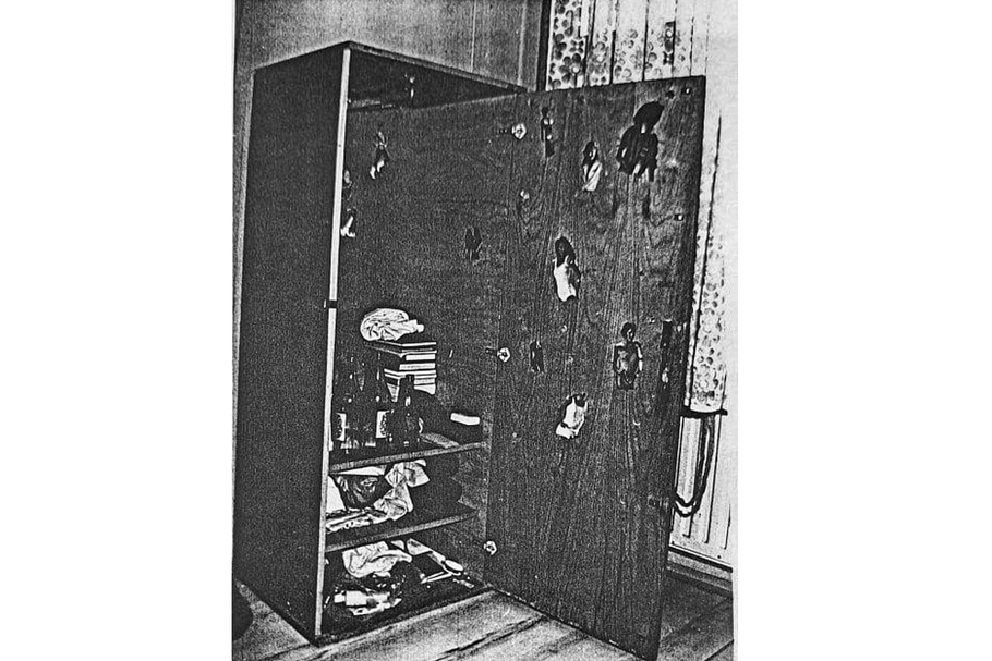 Klíčové důkazy proti Jiřímu Strakovi, nalezené v květnu 1985 v jeho skříňce na internátu ve Stochově. Šlo o věci uloupené přepadeným ženám.