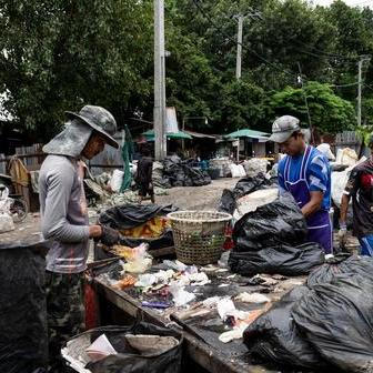Barmští dělníci ručně třídí shnilý potravinový odpad, textilie a recyklovatelný plast na třídicí stanici v Bangkoku, Thajsko, 22. července 2024.
