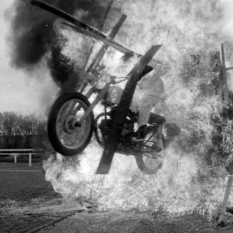 Kaskadér Eddie Merton projíždí na motorce hořící konstrukcí během nebezpečného kaskadérského kousku, rok 1971. Kaskadéři riskují život při pádech z výšek, automobilových haváriích nebo při práci s výbušninami. Riziko vážných úrazů nebo smrti je vysoké, protože práce vyžaduje extrémní fyzickou zdatnost a odvahu.