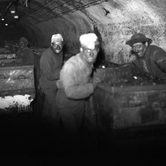 Práce v uhelných dolech je spojena s nemocemi jako silikóza a chronická obstrukční plicní nemoc (CHOPN). Vdechování uhelného prachu postupně poškozuje plíce a způsobuje jejich selhávání. Tato práce také zahrnuje riziko výbuchu metanu a závalu dolů. Horníci v uhelném dole v Lens v severní Francii.