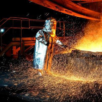 Pracovníci ve slévárnách čelí expozici těžkým kovům, jako jsou rtuť, olovo a kadmium. Tyto látky způsobují neurologická a kardiovaskulární onemocnění. Výpary a prach vedou k chronickým plicním chorobám. Na snímku: pracovník v ochranném obleku manipuluje se struskou u tavicí pece v závodě PT Vale Indonesia na zpracování niklu, Sorowako, Jižní Sulawesi, 12. září 2023.