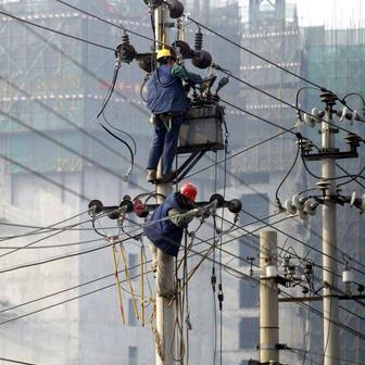 Práce pod vysokým napětím zahrnuje montáž a opravy elektrických zařízení ve výškách nebo blízko částí rozvodu pod napětím. Riziko úrazu elektrickým proudem je vysoké a práce vyžaduje přísné dodržování bezpečnostních předpisů. Pracovníci na fotografii opravují elektrické vedení na sloupu v Pekingu, 21. prosince 2004.
