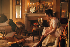 Šestadvacetiletá francouzsko-rumunská herečka Anamaria Vartolomeiová dodala „nevinné a již zkažené“ Isabelle de Merteuil mladistvý půvab a svůdnost.