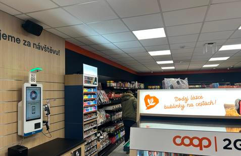 Bezobslužná pumpa Orlen u dálnice D7 u Panenského Týnce s bezobslužnou prodejnou COOP