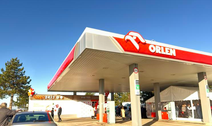 Bezobslužná pumpa Orlen u dálnice D7 u Panenského Týnce s bezobslužnou prodejnou COOP