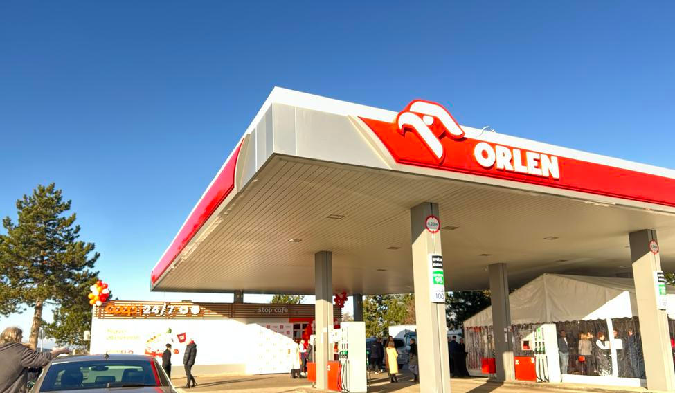 Bezobslužná pumpa Orlen u dálnice D7 u Panenského Týnce s bezobslužnou prodejnou COOP