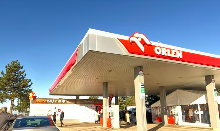 Bezobslužná pumpa Orlen u dálnice D7 u Panenského Týnce s bezobslužnou prodejnou COOP