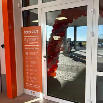 Nyní se tu otevřela i bezobslužná prodejna, tedy první na čerpací stanici a navíc hned u dálnice.