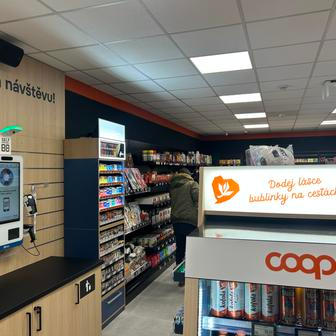 Bezobslužná pumpa Orlen u dálnice D7 u Panenského Týnce s bezobslužnou prodejnou COOP