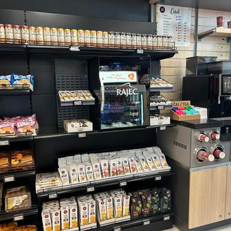 Nechybí tu samozřejmě automat na kávu.