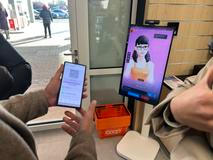 Do prodejny se instaloval "avatar", který má pomoci s nákupem, případně poradit, co je v akci.