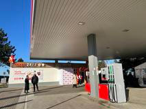 Bezobslužná pumpa Orlen u dálnice D7 u Panenského Týnce s bezobslužnou prodejnou COOP