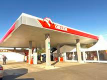 Výtoč na bezobslužných pumpách je vždy vyšší, motoristy láká nižší cena. V polovině prosince se tu palivo prodávalo o 3, resp. 4 Kč levněji než na pumpě Shell, která je o 17 km blíž Praze.