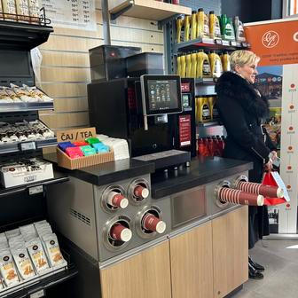 Bezobslužná pumpa Orlen u dálnice D7 u Panenského Týnce s bezobslužnou prodejnou COOP