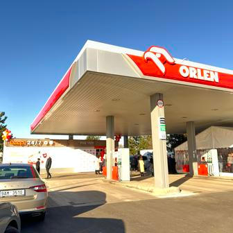 Bezobslužná pumpa Orlen u dálnice D7 u Panenského Týnce s bezobslužnou prodejnou COOP