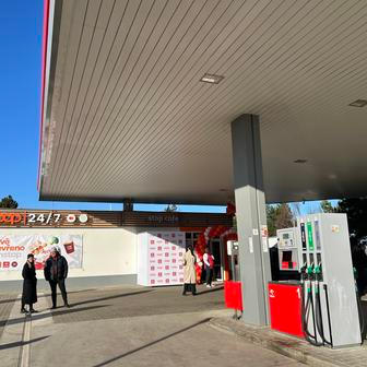 Bezobslužná pumpa Orlen u dálnice D7 u Panenského Týnce s bezobslužnou prodejnou COOP