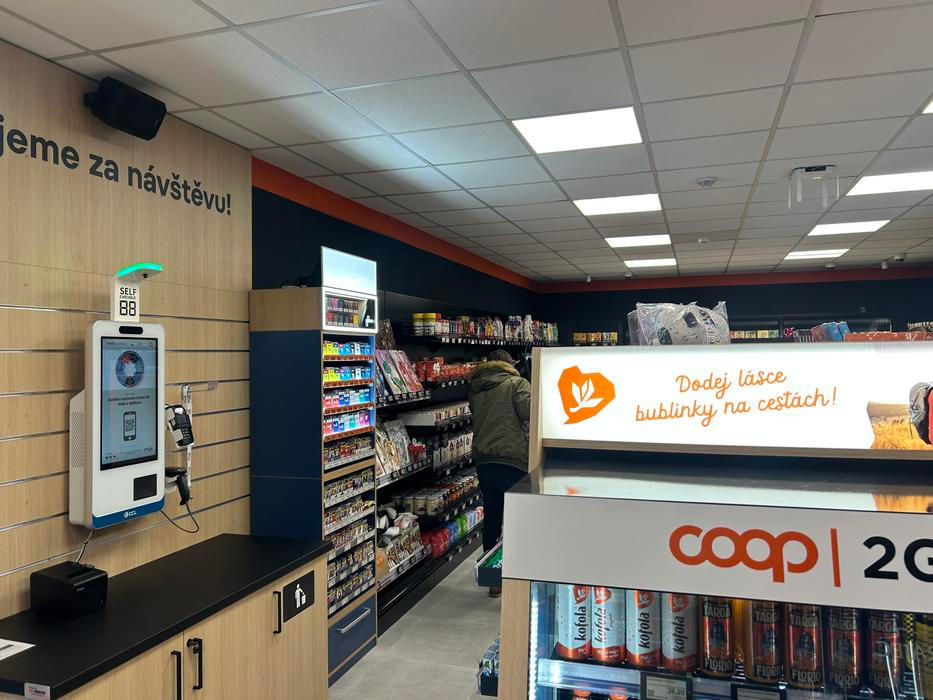 Bezobslužná pumpa Orlen u dálnice D7 u Panenského Týnce s bezobslužnou prodejnou COOP