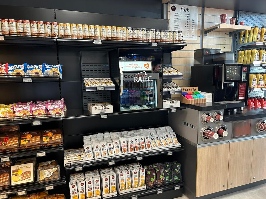 Nechybí tu samozřejmě automat na kávu.