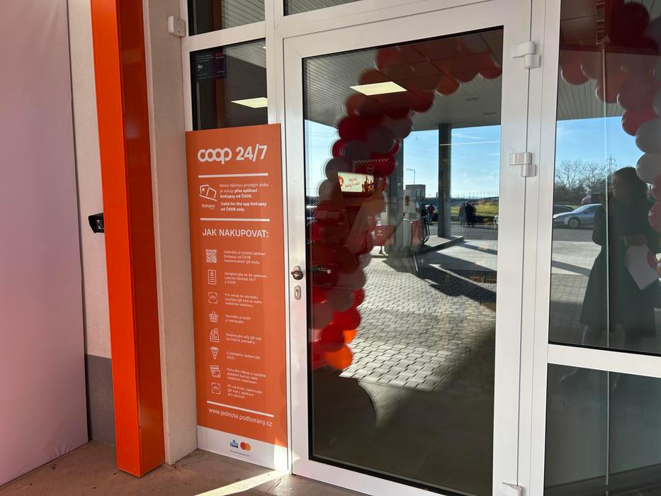 Nyní se tu otevřela i bezobslužná prodejna, tedy první na čerpací stanici a navíc hned u dálnice.