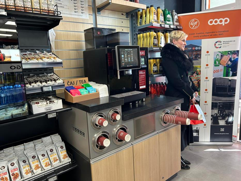 Bezobslužná pumpa Orlen u dálnice D7 u Panenského Týnce s bezobslužnou prodejnou COOP