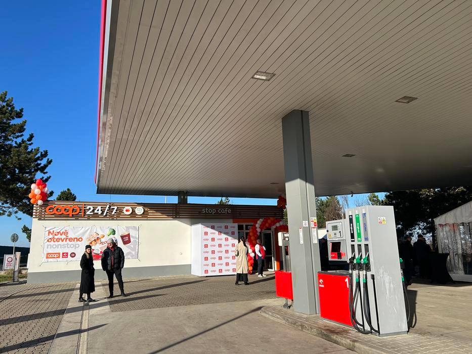 Bezobslužná pumpa Orlen u dálnice D7 u Panenského Týnce s bezobslužnou prodejnou COOP