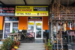 Kromě obchodů tu nalezneme i služby, které vietnamská komunita potřebuje: kanceláře českých i zahraničních firem, pobočky českých pojišťoven, cestovní kanceláře.