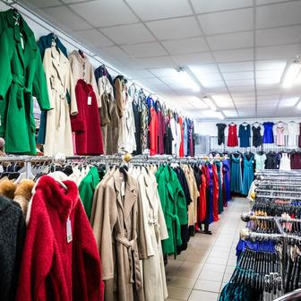 Kromě chuti útočí Sapa i na čich. Vůně koriandru se postupně mění v lehký zápach plastu, když procházíme úzkými uličkami haly s textilem.