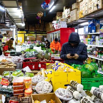 Jerry nás po cestě zasvěcuje do místních tajemství – kde mají nejlepší pho, kde koupit čerstvé mořské plody, korejské produkty nebo kvalitní rýžovary.
