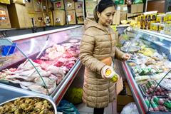 Že jsou mořské plody skutečně čerstvé si všímáme v jednom z obchůdků, kde krabi v kádi ještě pohybují klepety.