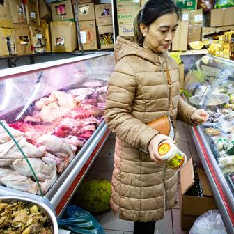 Že jsou mořské plody skutečně čerstvé si všímáme v jednom z obchůdků, kde krabi v kádi ještě pohybují klepety.