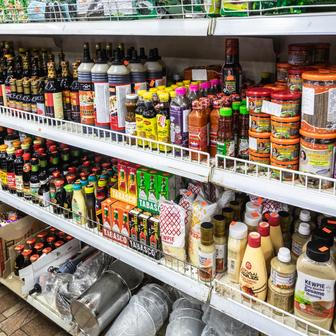 Nelzeneme tu i desítky druhů omáček a nudlí.