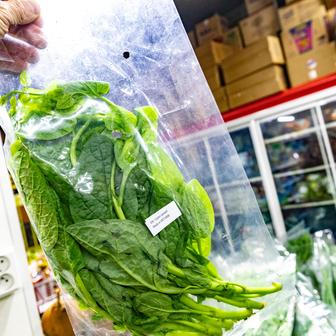 Prodávají tu i desítky druhů bylinek v plastových sáčcích.