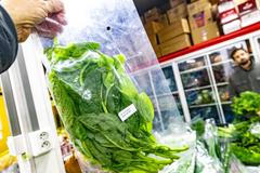 Prodávají tu i desítky druhů bylinek v plastových sáčcích.