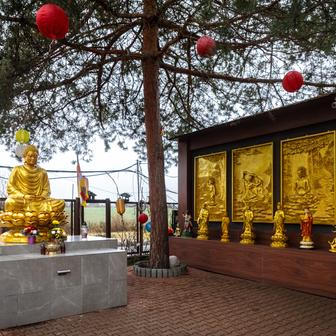 Další z dominant Sapy, o které málo kdo ví, je buddhistický chrám. Nad jeho vstupem se třepetají barevné lampiony a před ním sedí zlatá socha Buddhy.