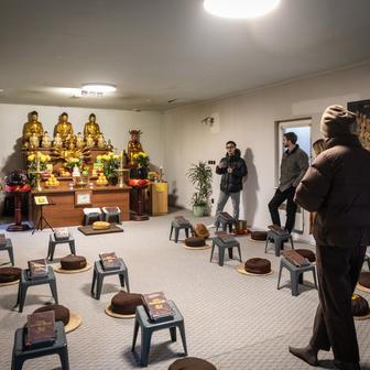 „Po Praze najdeme asi další tři chrámy, ale nejsou postavené jako chrámy. Jsou to rodinné domy, které jsou uvnitř upravené pro náboženské účely,“ zaznívá během prohlídky. Tento chrám tak podle našeho průvodce může být jediným chrámem jako takovým v Praze.