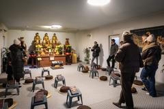 „Po Praze najdeme asi další tři chrámy, ale nejsou postavené jako chrámy. Jsou to rodinné domy, které jsou uvnitř upravené pro náboženské účely,“ zaznívá během prohlídky. Tento chrám tak podle našeho průvodce může být jediným chrámem jako takovým v Praze.