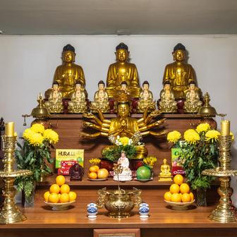 Chrám ale není jediným důkazem běžného života v Sapě. V areálu tržnice fungují také troje jesle, škola, dva společenské sály a vlastní hasičský sbor.