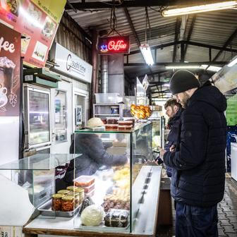 Den zakončujeme dezertem a tradiční vietnamskou překapávanou kávou s kondenzovaným mlékem.