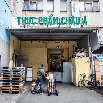 „Hodně silné kafe, které chutná jako horká čokoláda,“ popisuje Jerry - a ve skupince už nezůstává nikdo, kdo by ji nechtěl ochutnat.