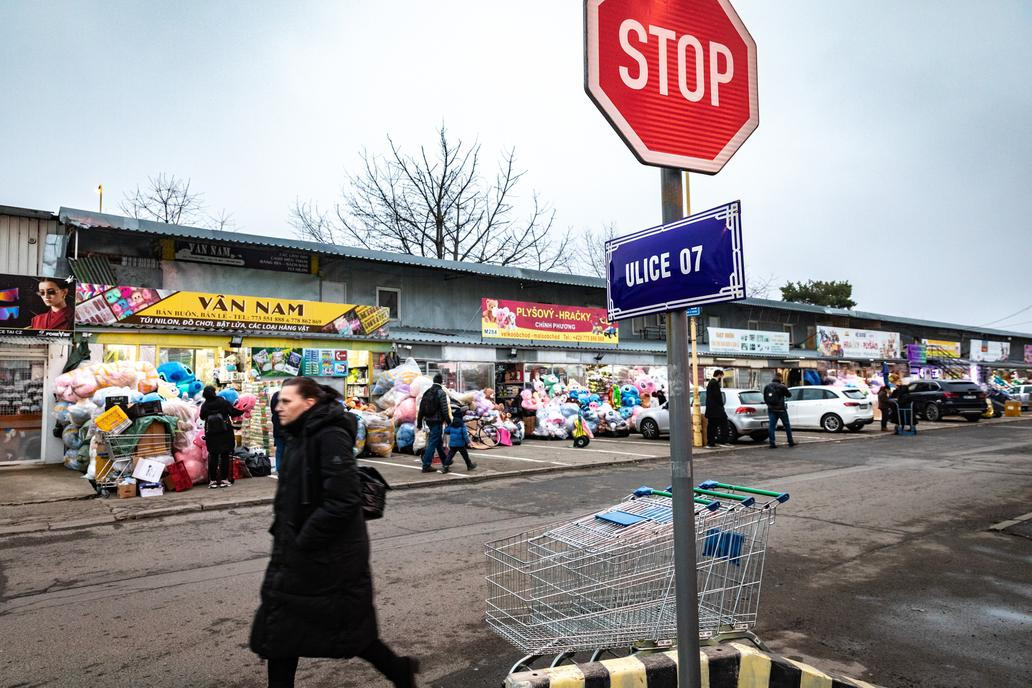 Turisté přitom mají možnost prohlédnout si rozsáhlé prostory této vietnamské tržnice včetně zdejšího buddhistického chrámu.