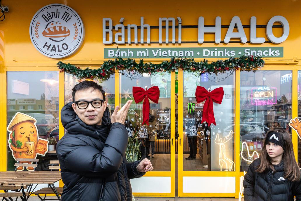 „Sapa je takový skrytý klenot v Praze, na který se sjíždějí i Vietnamci z ostatních zemí. Za jídlem, kulturou, za tím zážitkem, který Sapa nabízí,“ říká Jerry Vuong, který je náš dnešní průvodce.