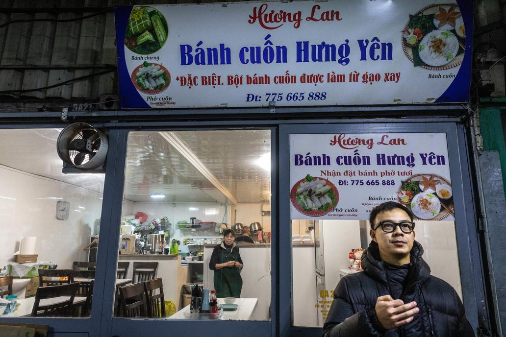 Naše tour začíná v restauraci specializující se na pho cuon, takzvané „srolované pho“.