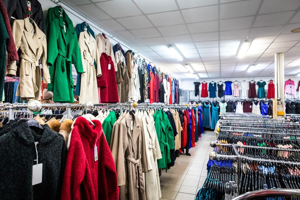 Kromě chuti útočí Sapa i na čich. Vůně koriandru se postupně mění v lehký zápach plastu, když procházíme úzkými uličkami haly s textilem.